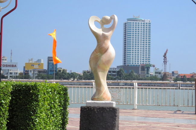 公園の彫刻<br /><br />これも裸婦像