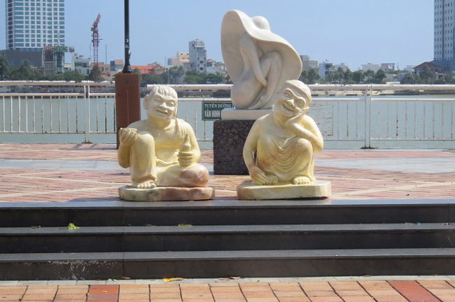 公園の彫刻<br /><br />裸婦像の前で楽し気に語り合う翁