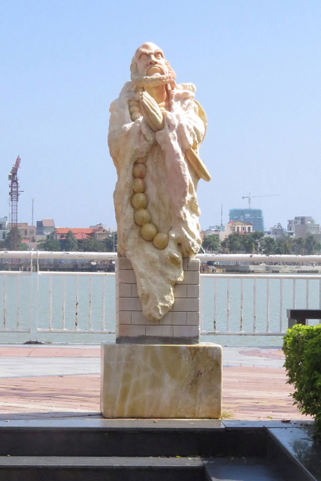 公園の彫刻<br /><br />これは誰でしょうか？<br />ダルマ和尚？<br />