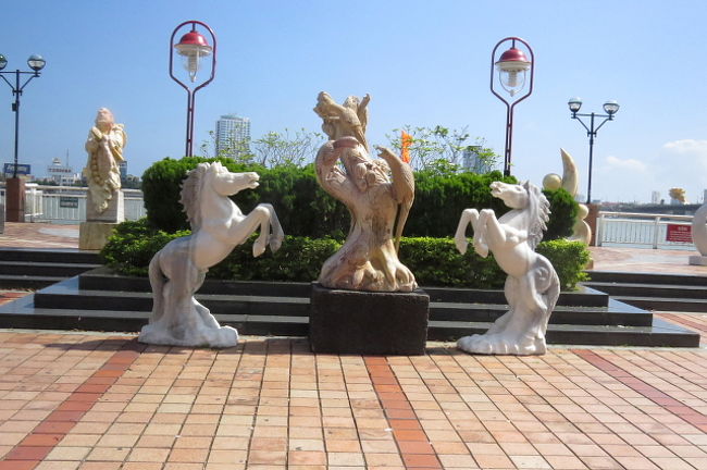 公園の彫刻<br /><br />両側の馬と、中央は２羽の鷲でしょうか？