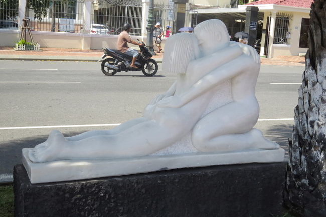 公園の彫刻<br /><br />男女の愛？