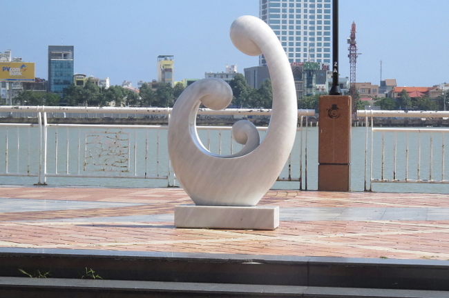 公園の彫刻<br /><br />これは波をイメージしたものかな？