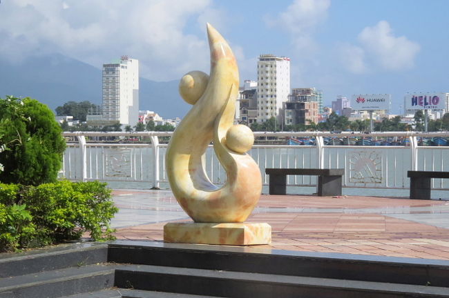 公園の彫刻<br /><br />こちらは、炎のようにも見えますが・・・。