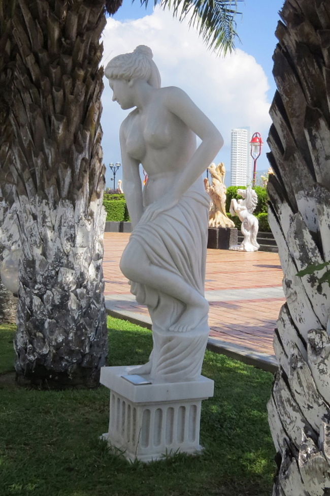 公園の彫刻<br /><br />ギリシャ彫刻みたいですね。