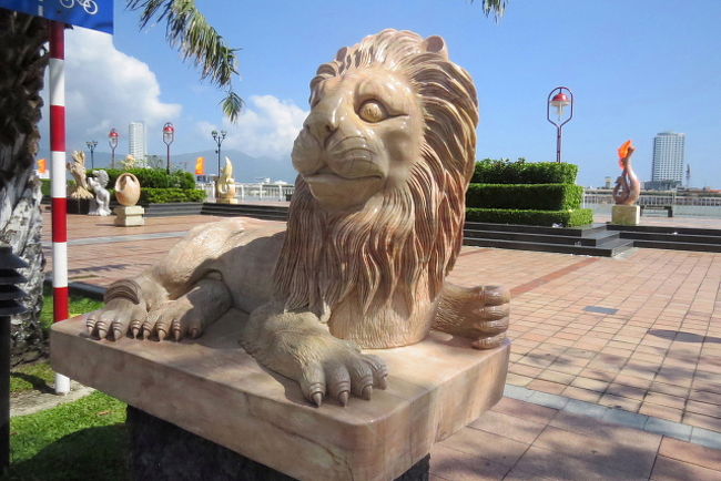 公園の彫刻<br /><br />ライオンの像