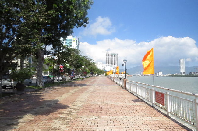 ハン川沿いの遊歩道