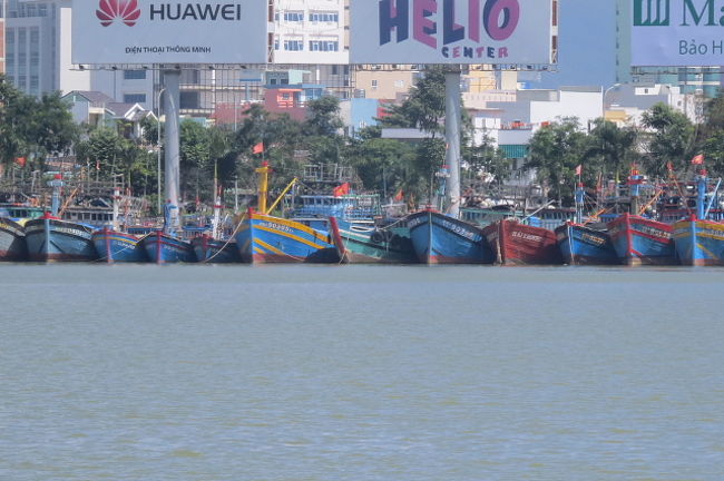 ハン川の対岸には、たくさんの船が繋留されています。