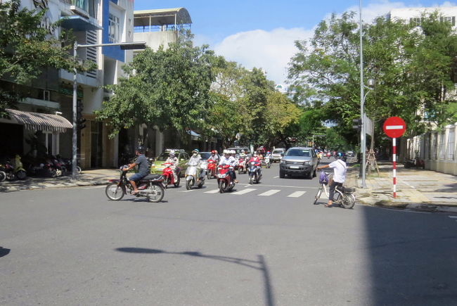 ダナン市街の風景<br /><br />交差点には信号機がないのかな？