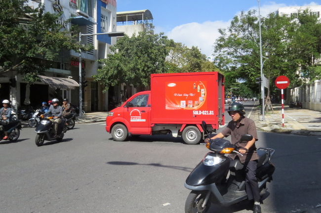 交差点をバイクや小型トラックが縦横に走っています。<br /><br />これでは、怖くて運転できませんね。