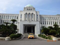 愛媛県庁舎。正面に役所っぽくない黄色い車。