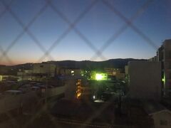 おはようございます。

ただ今の時刻は午前5時前です。

東大寺方向を眺めます。