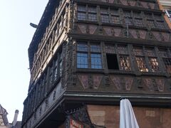 カメルツェルの家、Maison Kammerzell
75枚の窓と豪華な装飾を持つ15世紀建築の4階建ての美しい家です。

http://www.maison-kammerzell.com/en