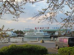 琵琶湖には5つの島（うち1つは人工）があり、竹生島や多景島の島めぐりができる観光船のりばがあります。