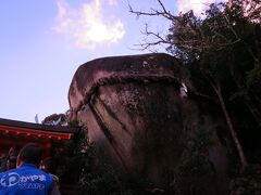 山を越え「神倉神社」に到着です。
さっそくご神体のゴトビキ岩に参拝します。