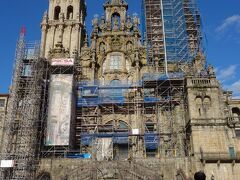 夕食のためにオブラドイロ広場へ。８時でこの青空！
明日見学予定の大聖堂に初めてご対面！残念ながら修復中ですがそれでも感動的！