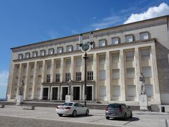 このコインブラ大学には８つの学部がありそれぞれシンボルカラーがあって、学生さんたちはどこかしらにそのシンボルカラーをつけてるそうです。
写真はたぶん青なので科学技術？