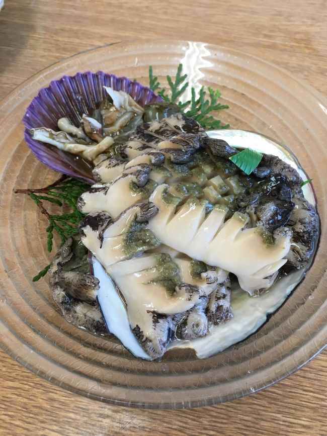 "鮑のお造り"<br /><br />いやー！いつも美味しい！！<br /><br />本当に絶品！海女さんが摂るのだから当たり前なのでしょうか(^_^)