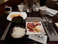 ３月１９日（土曜日）
ヒルトン東京の朝食です。品数も豊富、そして美味しい。
お値段はお高いのかもしれませんが満足です。
で、急ぐ旅でもないので10時過ぎにチェックアウト。
したっけ、朝食を頂いてるにも関わらず、精算無し・・・ん？
フリースティギフトの宿泊ですが朝食は別料金です。無銭飲食をする趣味は持ち合わせていませんので当然ちゃんと申告してお支払いしました。
因みに朝食代は税込みで￥3.871でした。
では、浅草に向かいましょう、雨ですが・・・・