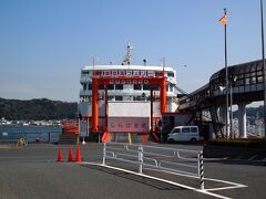 8：50　久里浜港　東京湾フェリー乗り場
誘導係りの人がいないけど、たぶんここだろうと乗船のラインに車を停めて、ターミナルビルで乗船券を買う。
Webの割引券ページを見せたので、車一台＆一名分が１０％オフになった。

乗船するのはしらはま丸　もう桟橋に接岸している。
9：00　バイクのツーリング集団から乗船開始。
バイクは船の壁面にロープで固定されていた。車は木製の車止めをはめるだけ。
