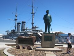 桟橋のすぐそばにある入口から三笠公園へ入りました。

記念艦三笠の前には東郷平八郎の銅像が建っています｡

東郷平八郎は､日露戦争で旗艦「三笠」に座乗してロシア海軍太平洋艦隊の基地である旅順港攻撃や黄海海戦など海軍の作戦全般を指揮して､後に大将に昇進｡明治38年にはロシアのバルチック艦隊を迎撃しました｡
