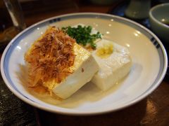 夜ごはんどうしようかと悩んで、壱岐のガイドブックと睨めっこ。
イカの活造りがとても美味しそうだったので「いけす料理まる辰」さんへ行きました。
島豆腐の冷奴。
豆腐がしっかりしていて美味しかったです。