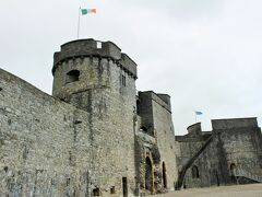 このお城を造る事に携わった人々は、相当過酷な扱いをうけたよう。
そうゆう部分の歴史も見ることができました。
1642年、1651年、1690年、169年と攻撃を受け被害にあったお城でもあるけど、やはり防御の為の造りは素晴らしいようで13世紀当時のままの塔も残っているのだから、やはり石の国は強いな。
