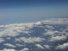 成田第一Tからウズベキスタン航空の直行便でタシケントに飛びます。
富士山の近くを通りました。
この後日本海に抜け、朝鮮半島からモンゴル、中国の上を飛び、
カザフスタンとキルギスの一部を抜けてタシケントに到着です。