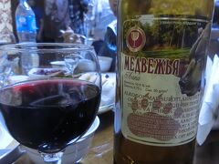 ウルゲンチ空港からブハラ空港に飛びブハラに宿泊です。

ウルゲンチに2時間で着き、cafe BISYOR で夕食です。
赤ワイン 10,000スム。
熊の血というワインもあった。