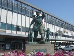9:03岡山駅到着です。岡山には当然桃太郎像あり！？