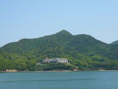 本日宿泊するホテル「ホテルグリーンプラザ小豆島」が見えてきました。
11:40に小豆島土庄港に到着します。