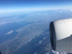 眼下に中部国際空港（セントレア）が見えてきました。
もうすっかり雲はなくなって快晴です。