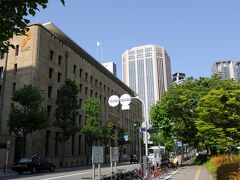 大同生命大阪本社ビル方向にちょっと歩いてみます。
三井住友銀行大阪本店の重厚な建物が見えてきます。