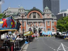 大阪市中央公会堂の前は中之島まつりの出店がいっぱいでていました。