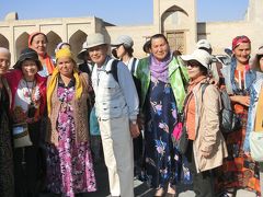 ブハラのホテル、アジアブハラの前のマゴキ アッタリ モスク
の前で、大勢のウズベク婦人連と一緒に写真を撮りました。
おしん 放映時代のご婦人は日本人に興味があるそうです。
