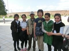シャフリサブス
アク サライ宮殿の観光に来ている女学生と一緒に。