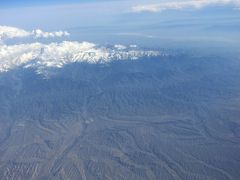 天山山脈を越えているところです。
初めて通るルートなので見たことない景色ばかりです。
草木のない山、建物のない風景。
函館と同じくらいの緯度の中国は広大な荒野、砂漠。
その上を飛びました。