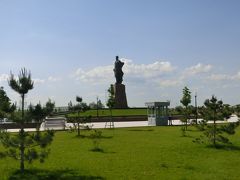 アムール ティムール像
Statue of Amir Timur
大きく高い台に建った立像です。
アク・サライ宮殿跡の広場の中央に立っていた。
サマルカンドは座像、タシケントは騎馬像とのことです。
天山山脈も綺麗に見えました。