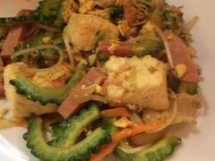 ごーやちゃんぷる。沖縄料理をいろいろと満喫。
お料理はすべてとっても美味しい。
