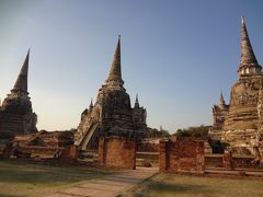 「ワット・プラ・スィー・サンペット」
セイロン様式の３基の仏塔は、観光案内などでもよく見かける。
仏塔には、歴代の３人の王の遺骨が納められているそう。

アユタヤ王朝が開かれたのが１３５１年で、１７６７年にビルマ（現ミャンマー）軍に敗れ歴史の幕を下ろすまでの間、４００年余にわたって栄華を極めた王国だそう。遺跡の大部分はこの時破壊しつくされたとのこと。
ここはそのアユタヤ王朝初の宮殿（王宮）跡。

アユタヤの遺跡群は、１９９１年に世界遺産に登録された。