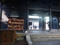 それからまた歩いて、神保町の古書店街へ向かう。
だいぶ距離があるけれど、神田明神から行くと坂を下って行くことになるので、私のような歩き嫌いでも意外と歩ける。

途中に湯島聖堂も。
