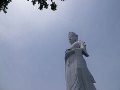 道路の行き止まりに突然現れる東京湾観音。
確かに山道っぽい参道を歩いてきたので達成感はあるんだが、観音が見えてから観音の足元に到着するまでのアプローチ部分が短く、そういう意味での「まだか、まだか感」は薄い。