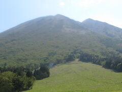 大山ますみず高原です。
下から大山を見上げる感じです。
冬はスキーが楽しめます。
子供の頃そりで滑ってました。