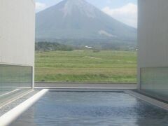 植田正治写真芸術館です。
田園風景に突然現れたコンクリートの建物です。
逆さ大山が水面に映るのですが、この日は風が強く見れませんでした