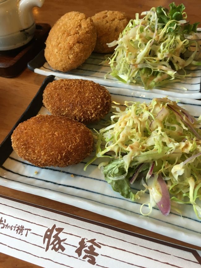 あ、良かった！中でもコロッケが食べられます(^_^)<br /><br />手前が"コロッケ"<br />奥が"ミンチカツ"<br /><br />パン粉が細いのかな？衣がザクッと食感良く、ウスターソースが非常に合います(^_^)