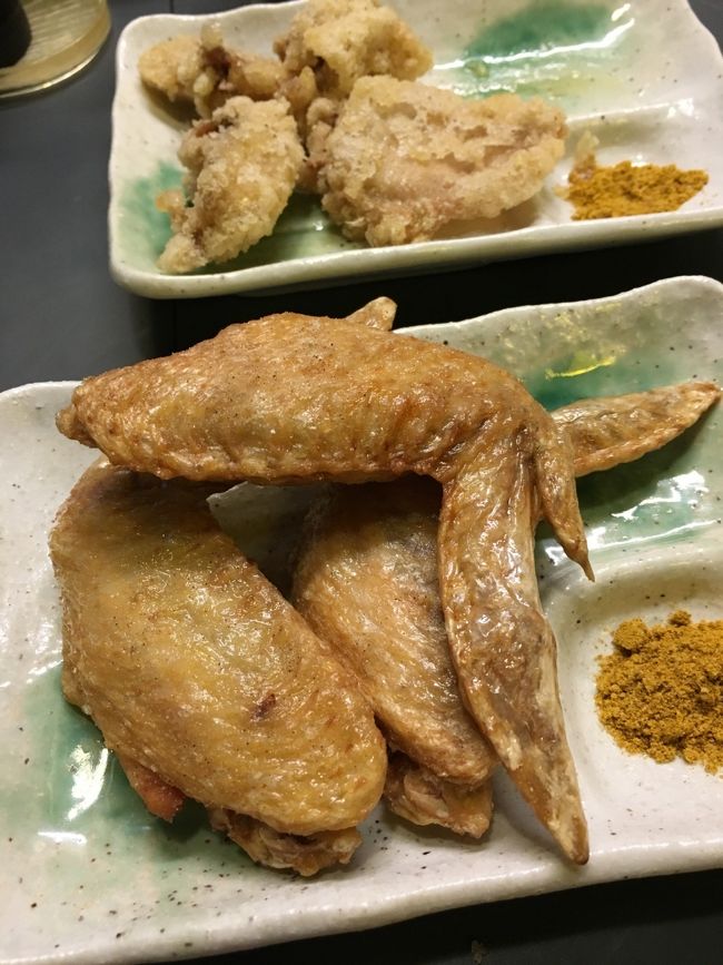 "手羽先の唐揚げ"<br /><br />これは普通に美味しい！！こんな感じのパリパリ皮がいいんだよねー♪<br /><br />どれも、カレー粉が付いているのですが、個人的にはお塩がいいですねー♪<br /><br />ミニおろし金と岩塩の塊が用意されていますので、そちらをかけて頂きます（地味に面倒くさい…）