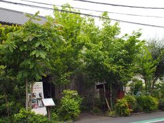 ちょうどお昼頃。　ランチを食べに「繭蔵」へやってきました♪
ゆったり石の蔵の空間で【ふだんのごちそう】が味わえるお店です。