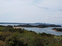 桐垣展望台からの眺め

やはり英虞湾・賢島方面を見ています。
先ほどの横山展望台の方向を見ている感じになります。

湾には真珠の筏が浮かんでいます。

