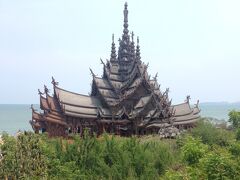 【サンクチュアリーオブトゥルース】～変な名前？

パタヤの北、ナクルアの海沿いなんで、ソンテウをチャーター

たくさんの数の彫刻に圧倒されますが、そこはタイ人、細部は雑な造りで笑えます…

全体も、木の色なので、日本人には違和感無し。

象もいたりして、まことに不思議空間［？］

