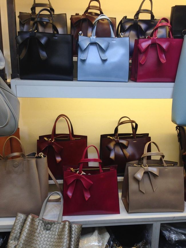 バックの卸ビルへ<br /><br />今回はこのリボンバックを見つけましたよ