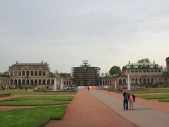 ここから西に歩いて、ツヴィンガー宮殿にやって来ました。中央の建物は工事中のようでした。